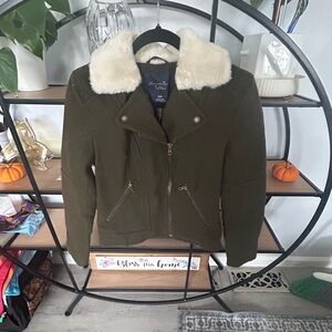 Olive Green Jacket with Cream Collar American eagle outfitters